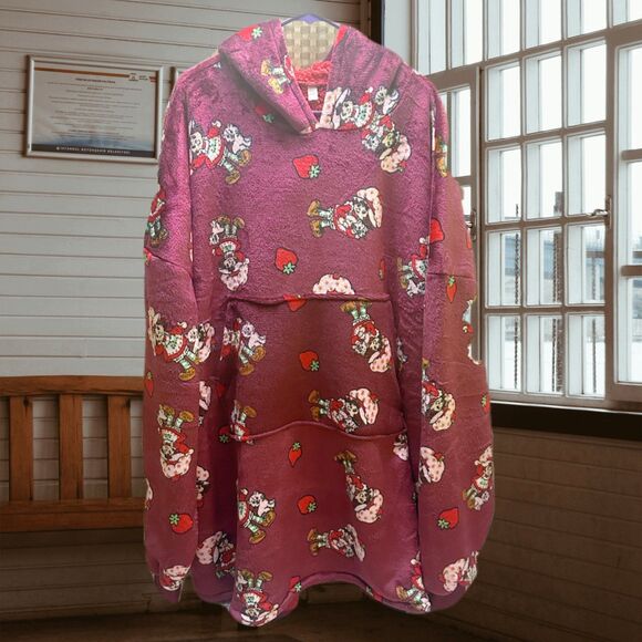 Women's  Strawberry Shortcake Burgundy -Pink Hooded Poncho  Sherpa L/XL - Picture 1 of 12